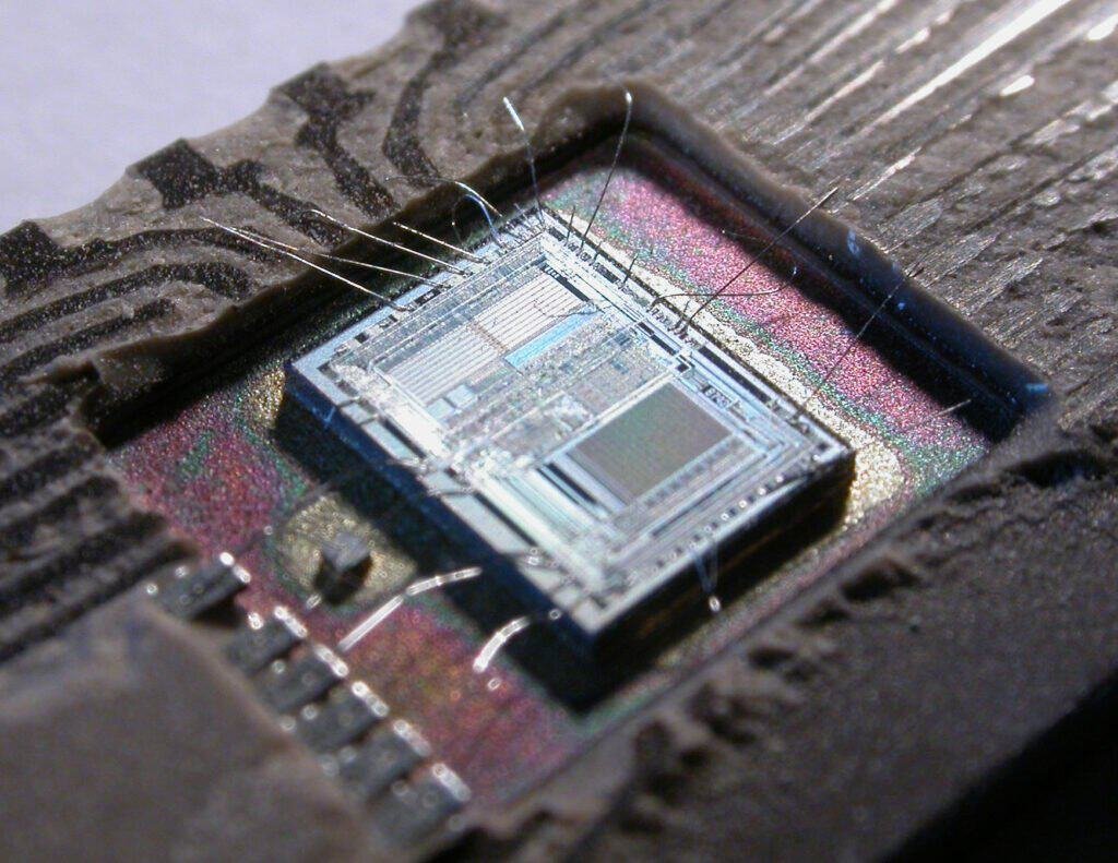 Macro photo of a microchip, representing the processing behind AI reasoning models